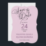 Elegante Lila Kalligraphie und Foto Save The Date<br><div class="desc">Elegante, Save the Date handgeschriebene Kalligraphie mit dem Foto auf der Rückseite. Die Vorlage ist für Sie bereit, um einen Ihrer Lieblingsbilder, den Anlass, das Datum und den Namen hinzuzufügen. Dieses einfache und moderne Design koordiniert mit unseren lila Aquarellfarben-Blumeneinladungen und Mailingartikeln - bitte stöbern Sie in meinem Shop um die...</div>
