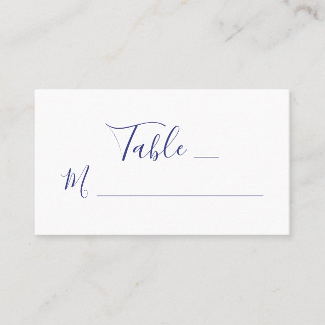 Elegante Lila Skriptkalligraphie auf White Wedding Platzkarte (Vorderseite)