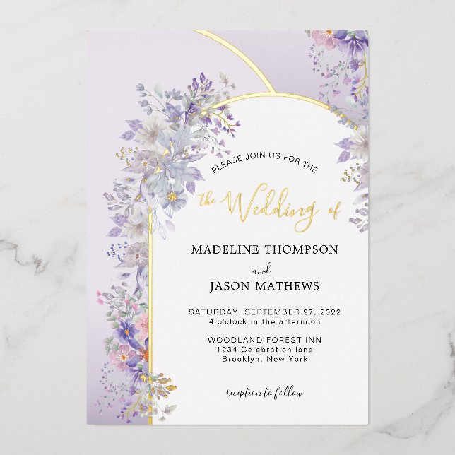 Elegante Lila Smoky Gray Floral Gold Arch Wedding Folieneinladung (Vorderseite)