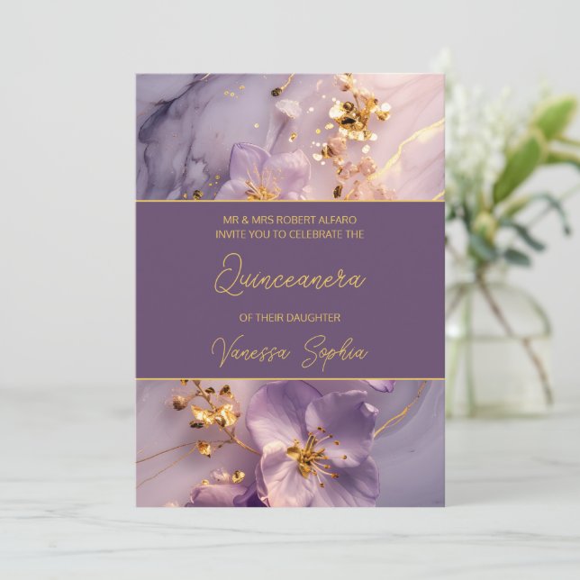Elegante Lila und Gold Quinceñera Einladung (Stehend Vorderseite)