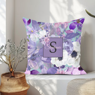 Elegante Lila und violette Wildblumen und Monogram Kissen