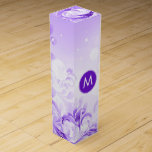 Elegante Lila und weiße Glitzern Wein-Geschenkverpackung<br><div class="desc">Elegante abstrakte lila und weiße Wirbel mit Blumen Glitzer und Glitzern. Verfügbar auf anderen Produkten.</div>