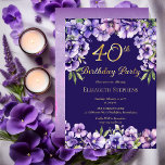 Elegante Lila Violetten Blumenmuster 40. Geburtsta Folieneinladung<br><div class="desc">Elegantes lila violettes Blumendesign "40. Geburtstag Party" Goldfoliendesign mit einer blumengeschmückten Ober- und Unterkante aus Veilchen und echtem Goldfolientext mit einem bedrückten violetten und weißen Stardust-Hintergrund auf der Rückseite.</div>