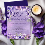 Elegante Lila Violetten Floral 50. Geburtstagspart Einladung<br><div class="desc">Elegantes lila Veilchendesign "50th Birthday Party" mit einem Blumenmuster-Ober- und Unterteil an Veilchen auf einem bedrückten violetten und weißen Sternenhimmel.</div>