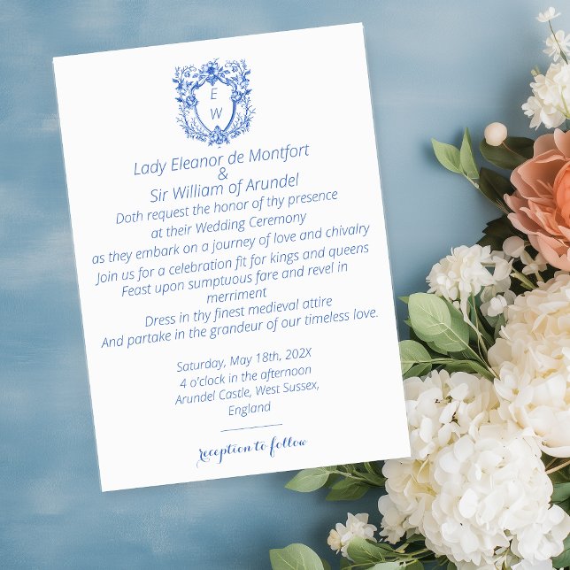 Elegante Linen Blue Wappen Monogram Wedding Einladung (Elegant blue and white crest initials wedding invitation)