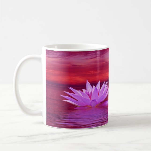 Elegante Lotus-Blume bei Sonnenuntergang im Water  Kaffeetasse (Links)