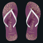 Elegante Magenta & Gold Lacy Trauzeugin Hochzeit Flip Flops<br><div class="desc">Diese wunderschönen Hochzeitskippen sind eine großartige Möglichkeit, Ihre Trauzeugin zu danken und zu erkennen, während sie gleichzeitig ihre Füße rette. Das elegante Design mit goldfarbenen, lackierten Frills auf einem lila, magentafarbenen Hintergrund und extravaganten goldfarbenen Schriftzeichen. Der Test liest Trauzeugin mit ihrem Namen unten. Ein guter Weg, ihr zu danken, dass...</div>