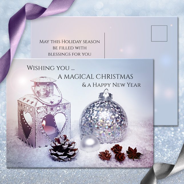 Elegante Magical White Christmas Traum Postkarte (Elegant Christmas postcard featuring a candle lit lantern with pine cones and festive ornaments)