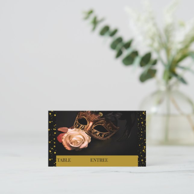 Elegante Masquerade und Weiße Rose Platzkarte (Stehend Vorderseite)
