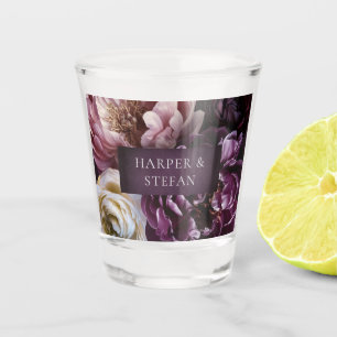 Elegante maximalistische lila Blumenhochzeit Schnapsglas