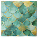 Elegante Meerjungenskala in Aquamarin und Gold Fliese<br><div class="desc">Tauchen Sie ein in ozeanische Eleganz mit dieser atemberaubenden Keramik Kachel-Design mit Aquarellmädchen in sanften aquamarinen, Meeresgrün und Türkis. Jede Skala ist zart umrissen in goldenem Glanz und verleiht Ihrem Raum eine Touch von Luxus und Zauber. Das fließende Muster erinnert an das Rätsel und die Schönheit des Meeres und macht...</div>
