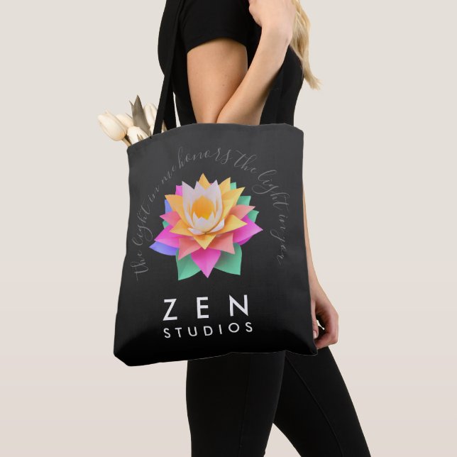 Elegante mehrfarbige Lotus-Blume auf schwarz Tasche (Von Nahem)