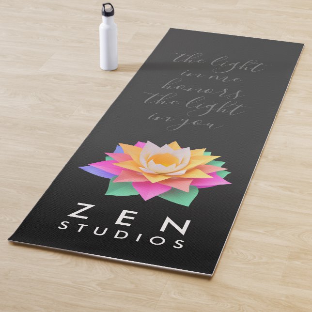 Elegante mehrfarbige Lotus-Blume auf schwarz Yogamatte (Beispiel)