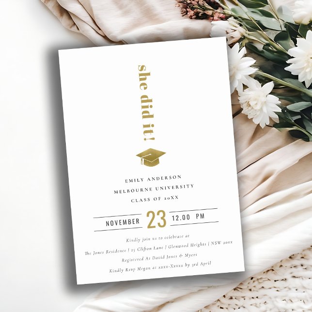 Elegante Minimal Gold Typografy Graduation Cap Einladung (Von Creator hochgeladen)