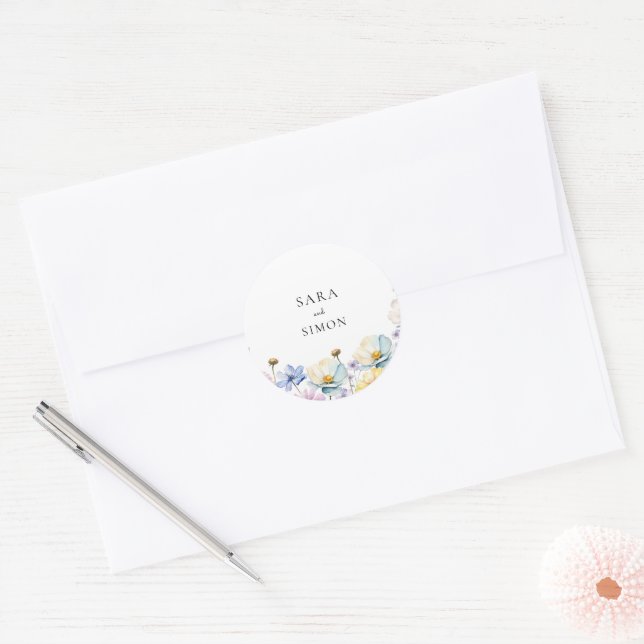 Elegante Minimal Whimsical Wildblume Hochzeit Runder Aufkleber (Umschlag)