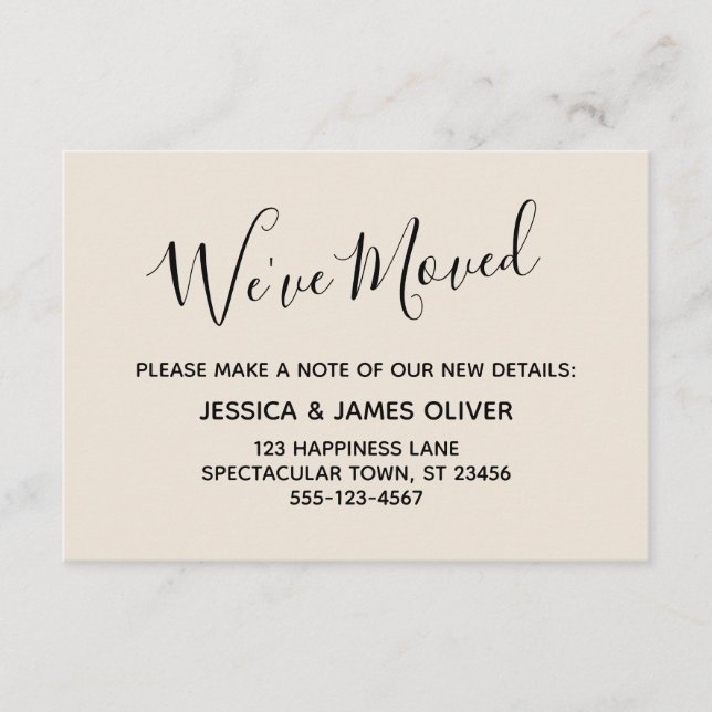 Elegante, minimale Typografie "We ve Moved" Cream Begleitkarte (Vorderseite)