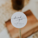 Elegante, minimalistisch personalisierte Bridal-Du Runder Aufkleber<br><div class="desc">Das ist ein elegantes, modernes minimalistisches Design mit einem Brautparty-Aufkleber mit einem schönen Kalligraphie-Schriftart und einem einfachen Serifen-Schriftart. Alle Farben sind editierbar, aber die Worte "sie sagte ja" sind nicht editierbar. // Für passende Artikel besuchen Sie bitte die Kollektion "OLIVIA" im Geschäft Sincerely By Nicole Zazzle. * Wenn Ihnen dieses...</div>