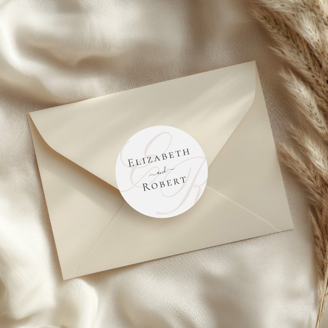 Elegante Minimalistische Beige Monogram Wedding Runder Aufkleber (Elegant Minimalist Beige Monogram Wedding Classic Round Sticker on an elegant envelope.)