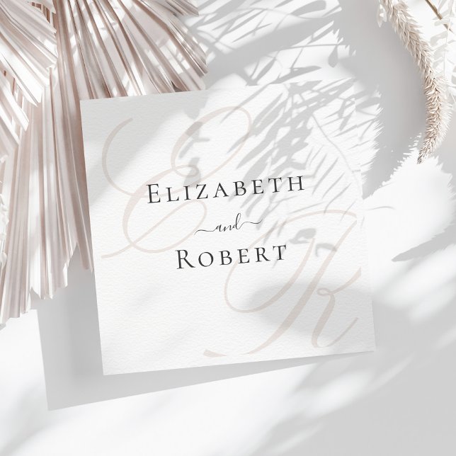 Elegante Minimalistische Beige Monogram Wedding Serviette (Elegant Minimalist Beige Monogram Wedding Napkins on a sunny table with neutral dry botanicals)