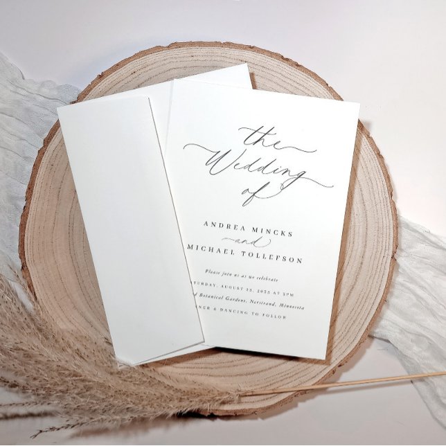 Elegante, Minimalistische Hochzeit ohne Zeitaufwan Einladung (Minimalist wedding invitation with elegant script, displayed on a wood slice with pampas grass)