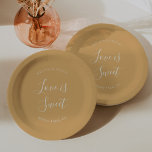 Elegante Minimalistische Kalligraphie-Hochzeit Pappteller<br><div class="desc">Diese eleganten, minimalistisch-kalligraphischen Hochzeitszettel-Teller sind perfekt für eine rustikale Hochzeit. Das Design zeichnet sich durch einen schönen kalligraphischen Schriftart in einem gelben Hintergrund aus.</div>