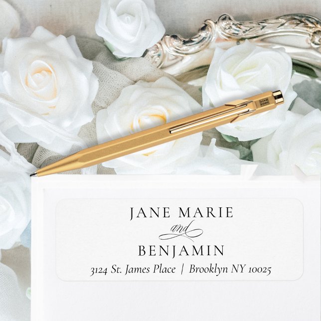 Elegante Minimalistische White Wedding Rücksendead (This elegant, minimalist return address label features a flowing calligraphy script.)