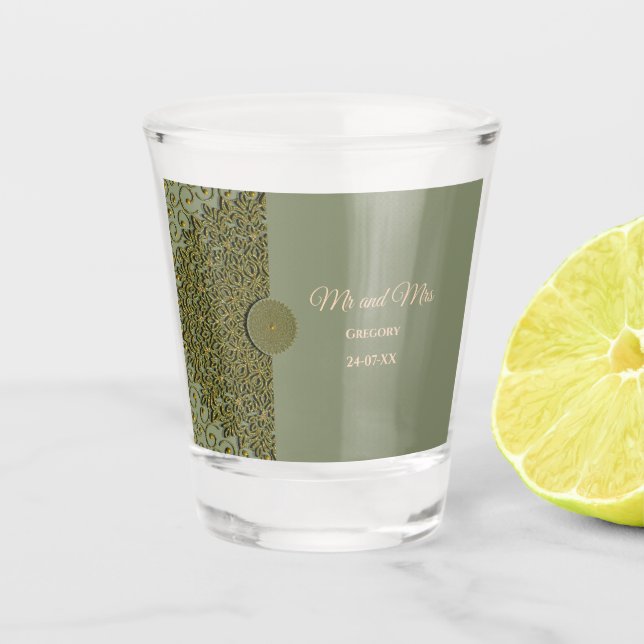 Elegante Modern Sage green gold mandala ethnische Schnapsglas (Vorderseite)
