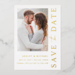Elegante moderne 5-Foto Hochzeit retten Gold Folieneinladung<br><div class="desc">Machen Sie mit Ihrer Hochzeit eine kühne, elegante Erklärung Speichern Sie das Datum, indem Sie unsere elegante 5-Foto Hochzeit speichern Sie das Datum Gold Foil Einladung! Unser modernes und stilvolles Design sorgt dafür, dass Sie den Ton für Ihren besonderen Tag Set haben. Diese hochwertige, auf Foto Save the Date Karte...</div>