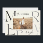 Elegante moderne fröhliche Weihnachts-Foto-Typogra Ankündigung<br><div class="desc">Moderne elegante minimale Grafik Typografie merry chritsmas Karte. Teil einer kühnen Ferienkollektion.</div>