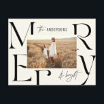 Elegante moderne fröhliche Weihnachts-Foto-Typogra Feiertagspostkarte<br><div class="desc">Moderne elegante minimale Grafik Typografie fröhliche Weihnachtspostkarte. Teil einer kühnen Ferienkollektion.</div>