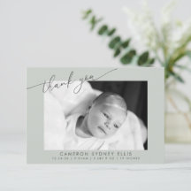 Elegante moderne Schrift in Salbeigrün für Baby-Fo