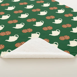 Elegante moderne süße Kuchen Kekse heiße grüne Tee Sherpadecke