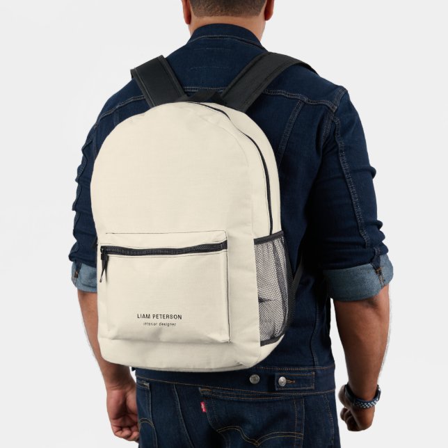 Elegante moderne Typografie Beige Personalisierter Bedruckter Rucksack (Insitu (Modell))