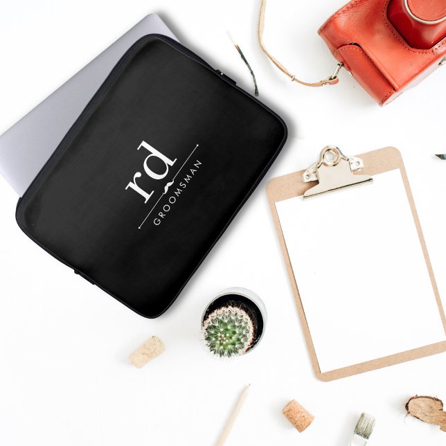 Elegante Monogram Black and White Trauzeugen Gift Laptopschutzhülle (Von Creator hochgeladen)