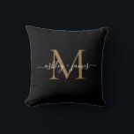 Elegante Monogram Black Gold Script-Namen Hochzeit Kissen<br><div class="desc">Chic mit Monogramm Sake-Kissen mit Ihren Namen und Monogramm in weißer eleganter handgeschriebener Schrift Kalligraphie und goldener moderner Typografie auf schwarzem Hintergrund. Fügen Sie einfach Ihre Namen und Monogramm hinzu. Exklusiv für Sie entworfen von Happy Dolphin Studio. Wenn Sie Hilfe oder passende Produkte benötigen, kontaktieren Sie uns bitte unter happydolphinstudio@outlook.com....</div>