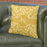 Elegante Monogram Blätter Daisies Individuelle Nam Kissen<br><div class="desc">Dieses Design zeichnet sich durch elegantes Monogramm und individuelle Name-Skript aus, mit pastellgelben Farbtönen und Blätter auf einem goldenen Hintergrund auf beiden Seiten dieses Kopfkissens. Personalisieren Sie den Anfangsbuchstaben und -namen, entfernen Sie den einen oder den anderen, oder klicken Sie auf Anpassen, um einen Schriftart auszuwählen, den Stil, die Größe...</div>