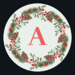 Elegante Monogram Christmas Cones Wreath Runder Aufkleber<br><div class="desc">Ein elegantes Weihnachtskraut-Monogramm mit grünen Blätter,  Kiefergesteinen und roten Beeren. Es kann mit Ihrem bevorzugten Anfangsbuchstaben angepasst werden.</div>