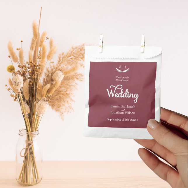 Elegante Monogram Dark Red Jewel Tone Wedding Geschenktütchen (Von Creator hochgeladen)