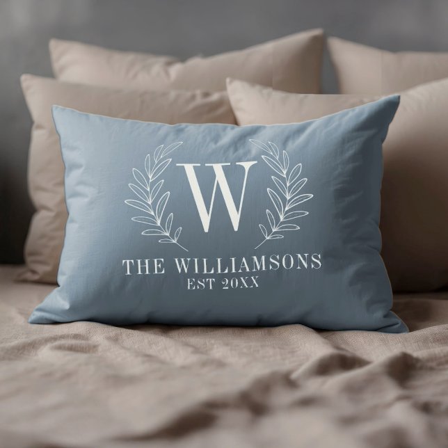 Elegante Monogram Dusty Blue Familienname Dekokissen (A classy dusty blue and white monogram lumbar pillow.)