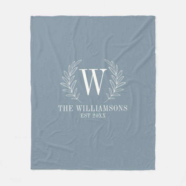Elegante Monogram Dusty Blue Familienname Fleecedecke (Vorderseite)