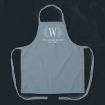 Elegante Monogram Dusty Blue Familienname Schürze<br><div class="desc">Dieser staubige blau-weiße Schürze ist mit einem Lorbeer-Monogramm,  Ihrem Namen und Ihrem Hochzeitstag dekoriert. Ideal für Hochzeiten und Jubiläumsgeschenke. Personalisieren Sie es mit Ihrem Anfangs-,  Namen- und Hochzeitsdatum. Es gibt eine Vielzahl von Farben. Entworfen für Sie von BlackBerry Boulevard.</div>