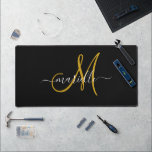 Elegante Monogram Gold Black Schreibtischunterlage<br><div class="desc">Personalisierter mit Monogramm goldfarbener Skriptname für den Initial- und den weißen Skriptnamen auf schwarzem Hintergrund. Ein minimalistischer trendiger typografischer Stil.</div>