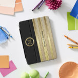 Elegante Monogram Gold Brush und Black iPad Pro Cover<br><div class="desc">Eleganter Monogram Styled iPad Cover für Sie bereit, um Ihre persönlichen Wünsche zu erfüllen. ✔ Nicht alle Vorlagenbereiche müssen geändert werden. 📌 Wenn Sie weitere Anpassungen benötigen, klicken Sie bitte auf den Button "Weitere Anpassungen vornehmen" oder "Design anpassen oder bearbeiten" und verwenden Sie unser Designwerkzeug, um die Größe, den Rotation,...</div>