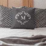 Elegante Monogram Laurel Blätter Wappen Custom Kissen<br><div class="desc">Fügen Sie mit diesem individuellen, monogramm Akzent Kissen mit einem klassischen Lorbeer-Blätter-Wappen eine Touch Eleganz zu jedem Raum hinzu. Der schlichte graue Hintergrund und das Design der Regallaurel-Kranke sorgen für ein stilvolles, zeitloses Ambiente, das die moderne und traditionelle Einrichtung ergänzt. Personalisieren Sie sich mit einem ersten Monogramm, um ein einzigartiges...</div>