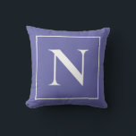 Elegante Monogram Periwinkle Blue Minimalistisch Kissen<br><div class="desc">Verzieren Sie Ihr Wohnzimmer mit den fröhlichsten und wärmsten blauen Farbtönen - Perwinkle Blau. Dieses Monogram Periwinkle Blue Minimalistisch Throw Kissen würde in jeder Ecke Ihres Zimmers großartig aussehen.</div>