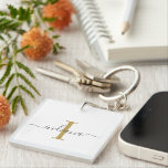 Elegante Monogram Script Name Modern Schlüsselanhänger<br><div class="desc">Gold Gray Monogram Script Name Moderner Schlüsselanhänger Sie können einfach mit Ihrem Namen und Initial bearbeiten,  indem Sie auf die Schaltfläche "Personalisieren" klicken. Ändern Sie die Farben des Texts und des Hintergrunds vollständig,  wenn Sie den Link "Diese anpassen" auswählen.</div>