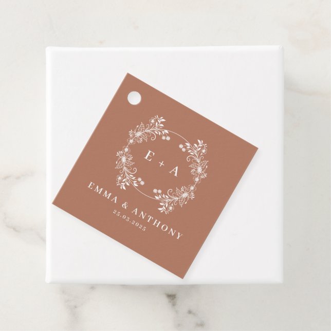 Elegante Monogram Terracota Wedding Geschenkanhänger (Beispiel)
