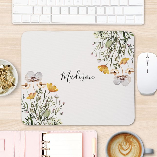 Elegante Monogram Wildblume Bouquet Floral Mousepad (In situ office desk)