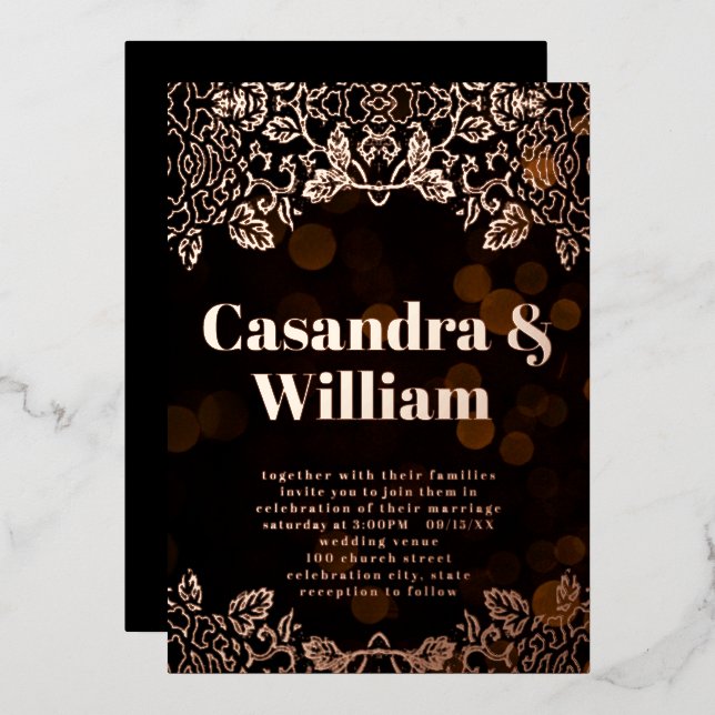 Elegante Moody Black Floral Gold Wedding Folieneinladung (Vorderseite/Rückseite)