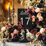 Elegante Moody Mutes Rost & Burgund Blumenhochzeit Tischnummer<br><div class="desc">Mit unserer faszinierenden Tischnummer-Karte können Sie Ihre gotisch inspirierte Feier zeitlos elegant gestalten. Ein weicher schwarzer Hintergrund bietet die perfekte Leinwand für einen fesselnden, aber dennoch schlichten Bouquet. Stellen Sie sich ein Eckchen aus gedämpfter Rose vor, in dem sich Rostrot und Bordeaux-Farbtöne mit dunkelgrünem Blattwerk vermischen. Dieses ätherische Design besticht...</div>